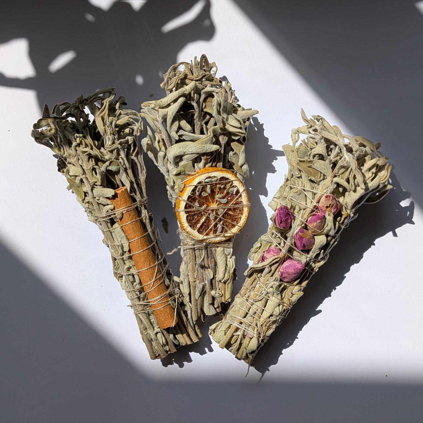 NAVA Salbei-Paket mit drei handgefertigten Räucherbündeln, verziert mit Zimt, getrockneter Orange und Blumen.