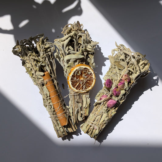 NAVA Salbei-Paket mit drei handgefertigten Räucherbündeln, verziert mit Zimt, getrockneter Orange und Blumen.