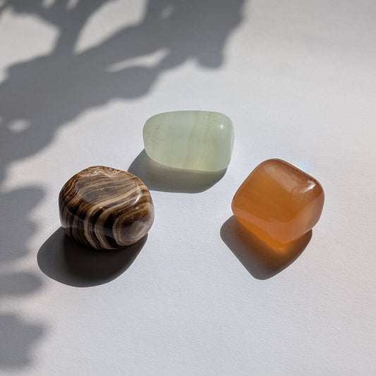 Naturverbindungs-Kristallset mit Pistazien-Calcit, Honig-Calcit und Schokoladen-Calcit.