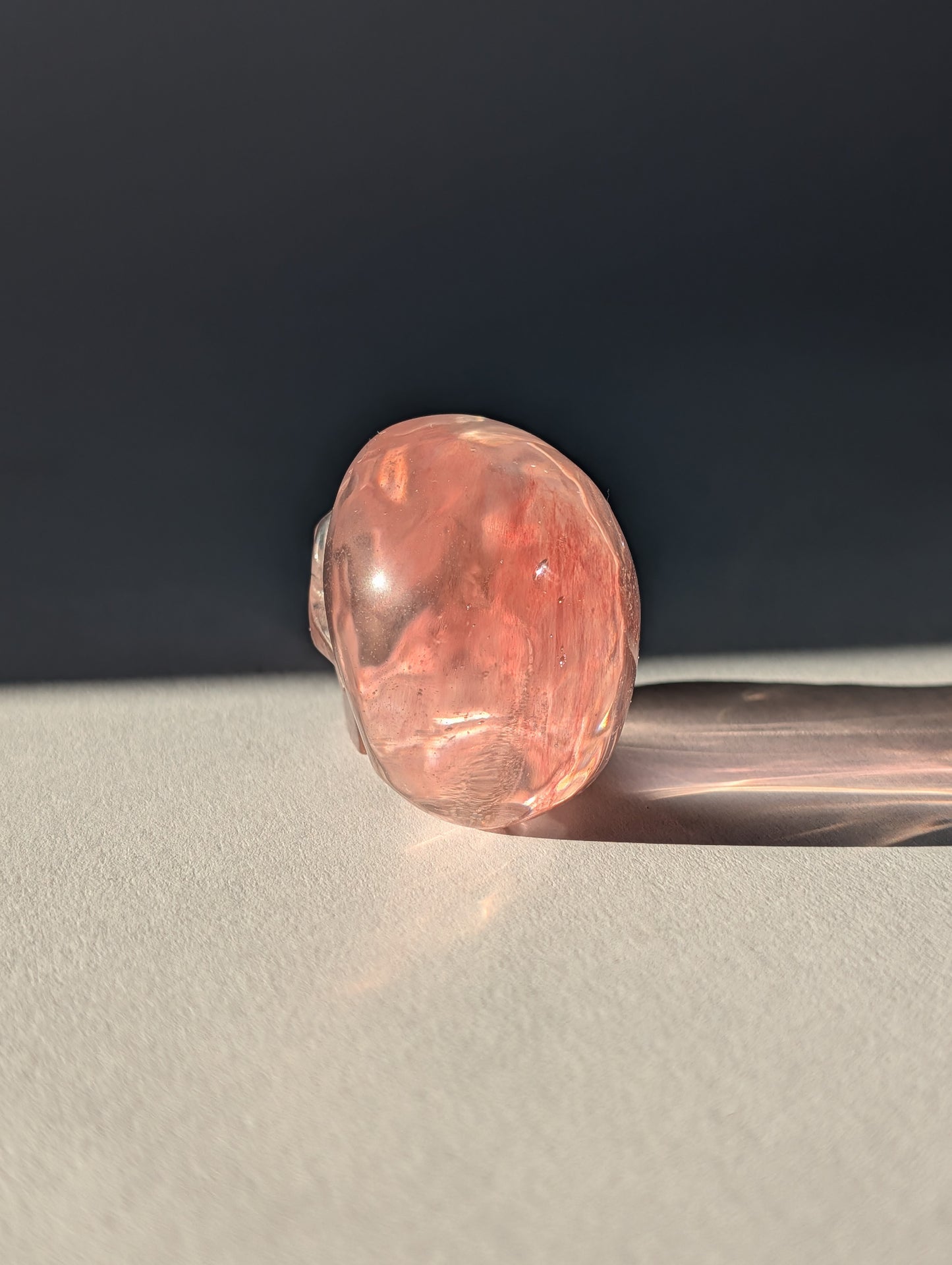 Kristallschädel "Devus" Kirschquarz (71g) | Lebenskraft & Feuer