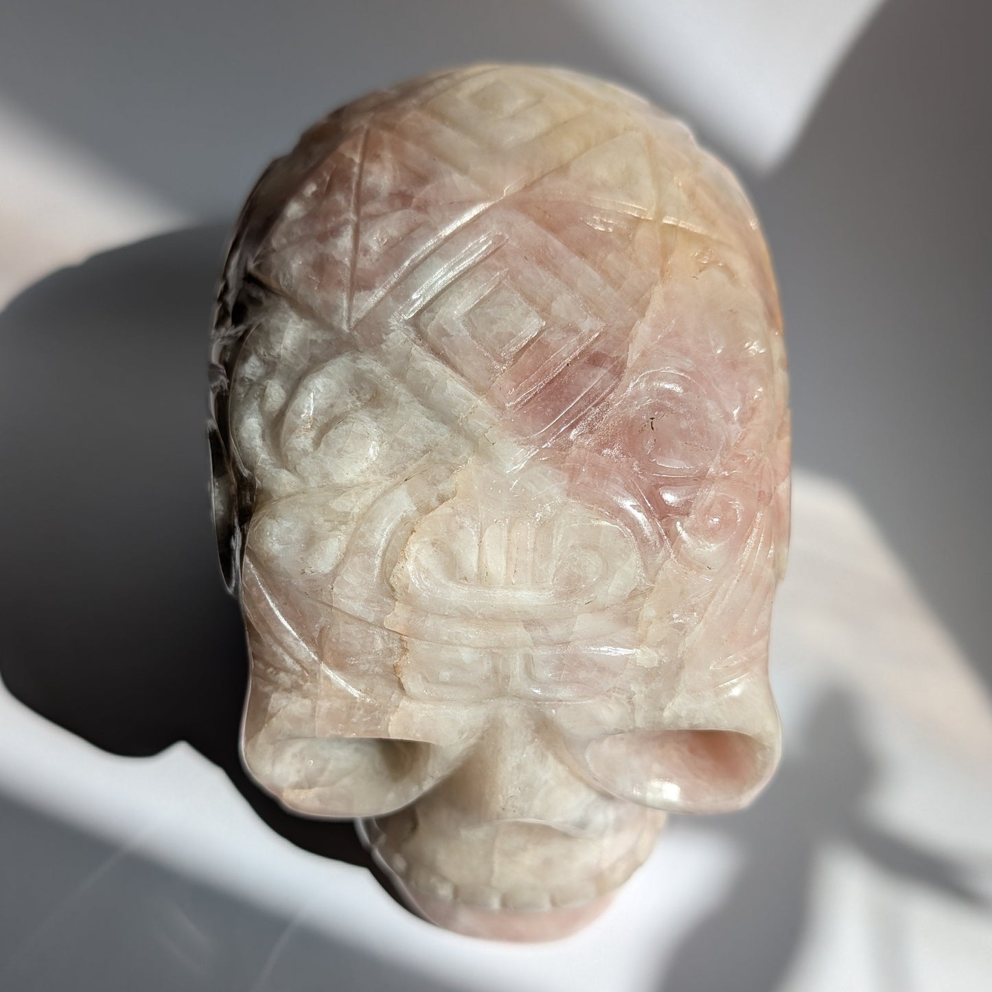 Vollflächig gravierter Kristallschädel aus Rosa Calcit, 4,75kg mit mesoamerikanischen Mustern für schamanische Arbeit - Temple of Desire