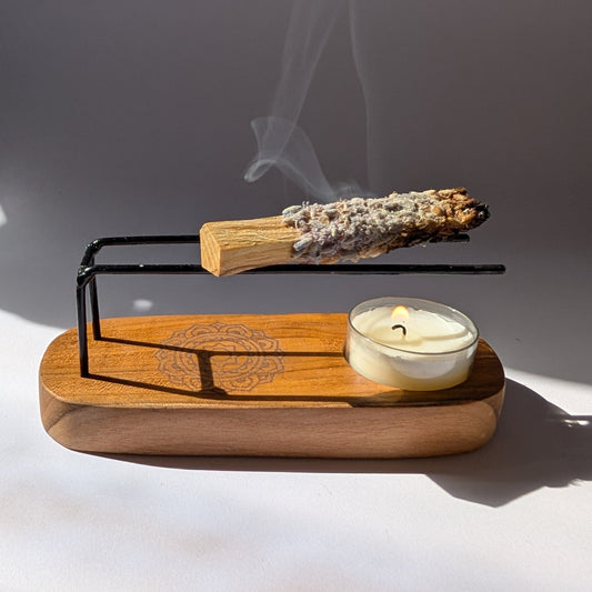 Palo Santo Halter aus Teakholz mit Mandala-Gravur für Räucherstäbchen und Räucherbündel.