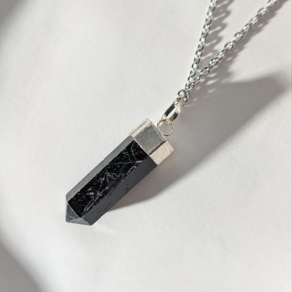 Polierte Schwarzer Turmalin Spitze (Unikat) an einer 75cm Kette, energetisch aufgeladen