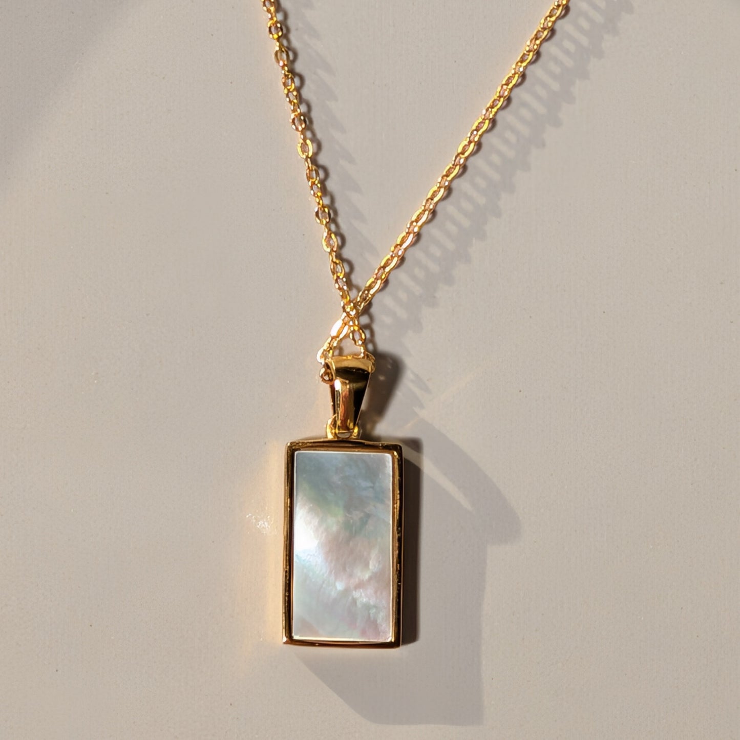 Rechteckiger Tarot Anhänger Der Mond 18K Gold vergoldet mit Muschel Inlay und Zirkonia