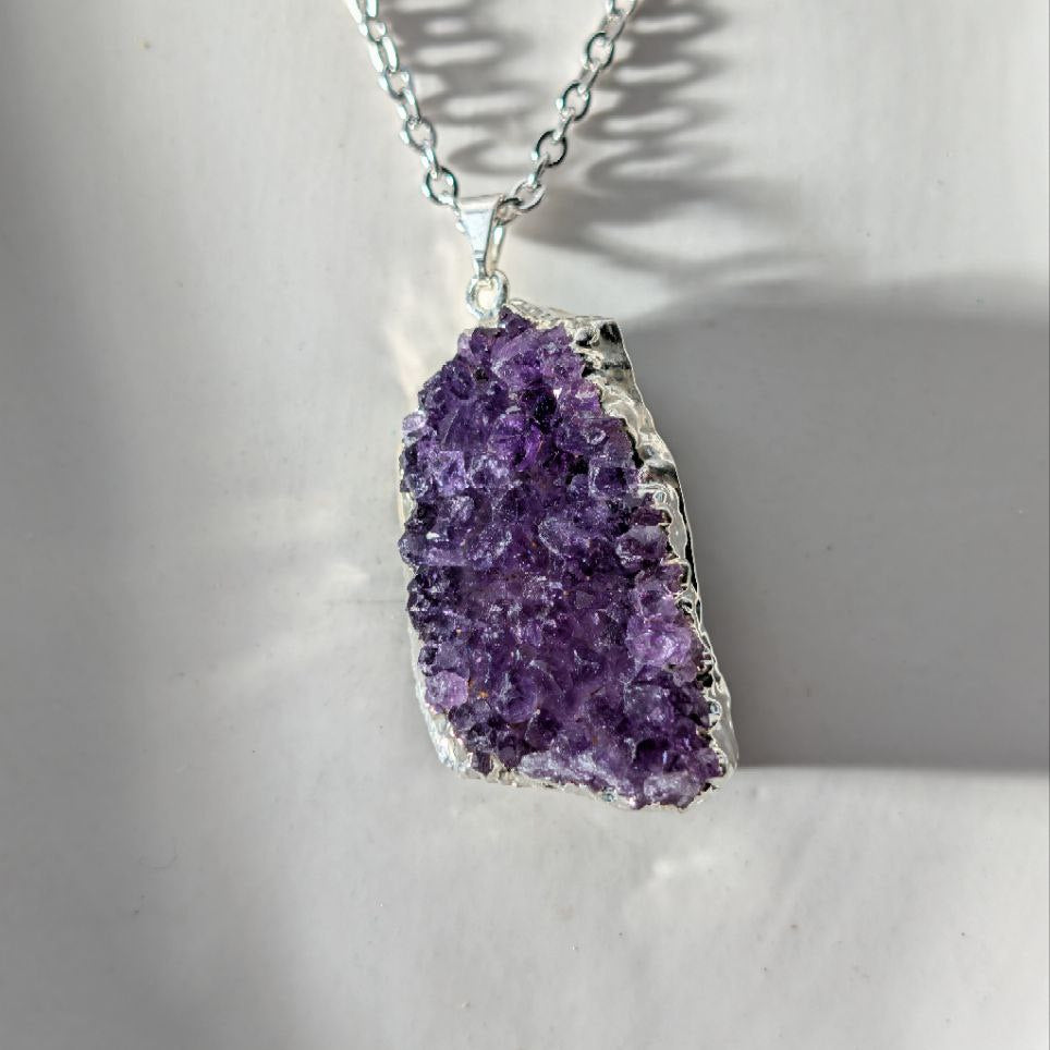 Rohe Amethyst Druzy (Unikat) als Kettenanhänger an 60cm Kette, energetisch aufgeladen
