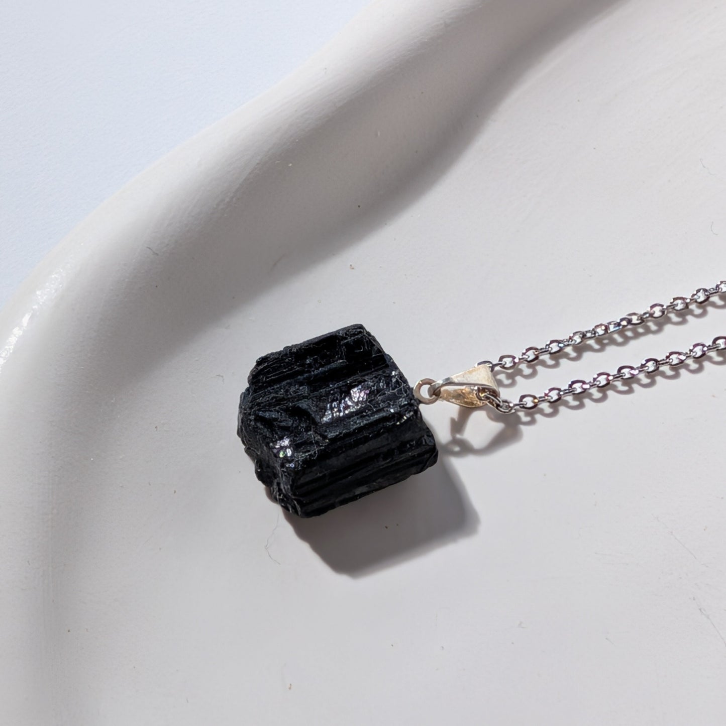 Roher Schwarzer Turmalin Anhänger (Schörl) an 50cm Kette, energetisch aufgeladen, in Keramikschale