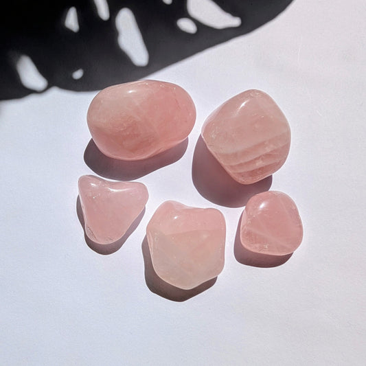 Rosenquarz Trommelstein Set – Der Stein der universellen Liebe