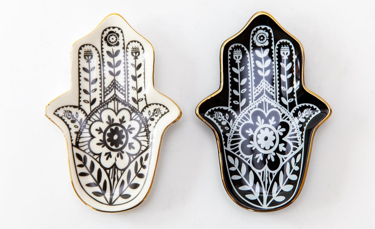 Hamsa-Hand-Schmuckschale in Weiß und Schwarz nebeneinander