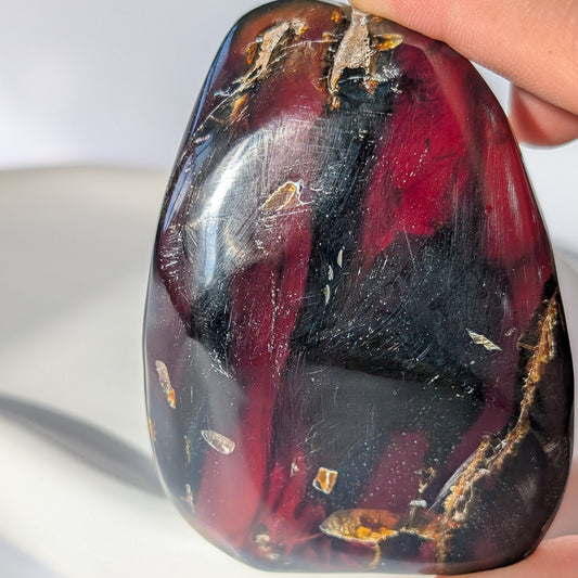 Schwarzer Kirschbernstein "Das Vulkanherz" – Uralter Schutz & Entfesselte Leidenschaft (97g)