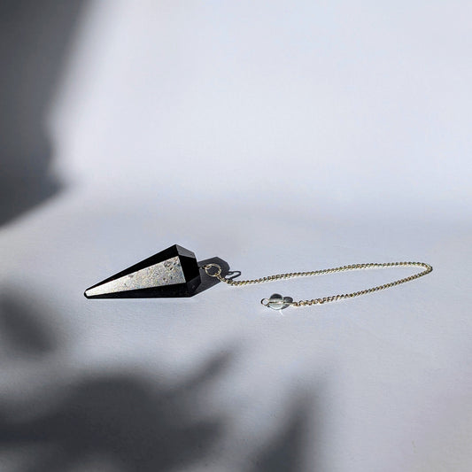 Schwarzes Turmalin Pendel mit facettierter Spitze und versilberter Kette.