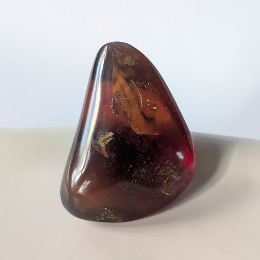 Seltener Bicolor-Bernstein 'Das Iris-Auge der Vorzeit' mit einem Lufteinschluss, der bei Lichteinfall in allen Regenbogenfarben schillert.