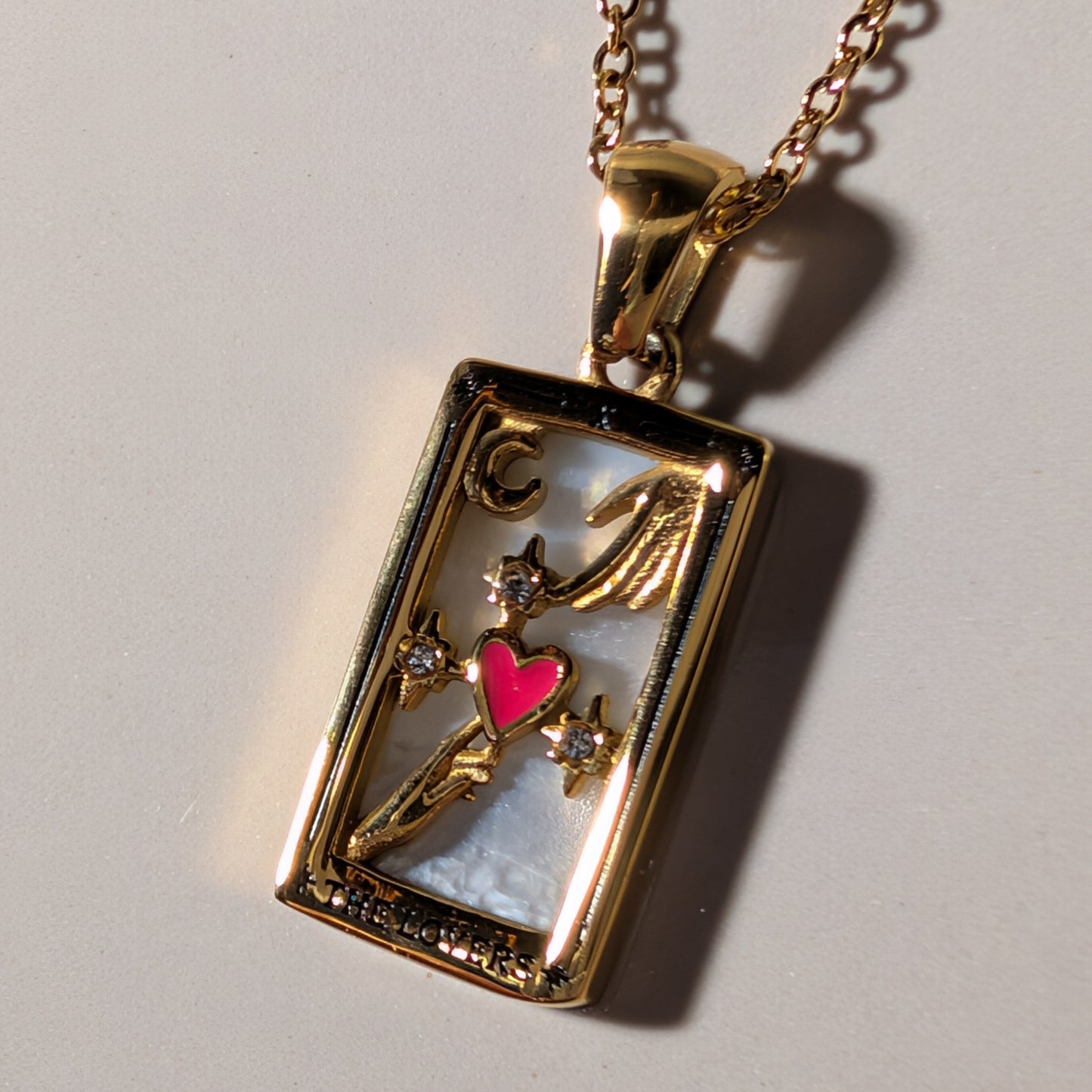 Spiritueller Schmuck: Goldene Tarotkarte als Anhänger mit Zirkonia