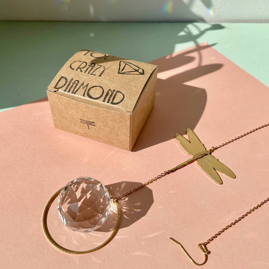 Suncatcher Libelle mit geschliffenem Kristall und Regenbogeneffekten.