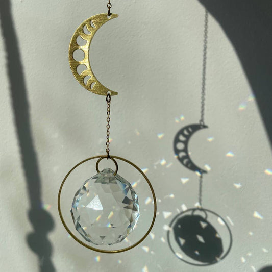 Suncatcher Mondphase aus Kristallglas und Messing, der Regenbogenlichter erzeugt.