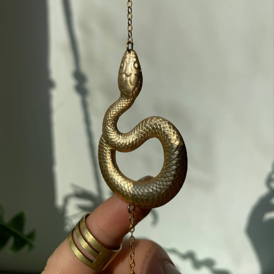 Suncatcher Schlange mit geschliffenem Kristall und Regenbogeneffekten.