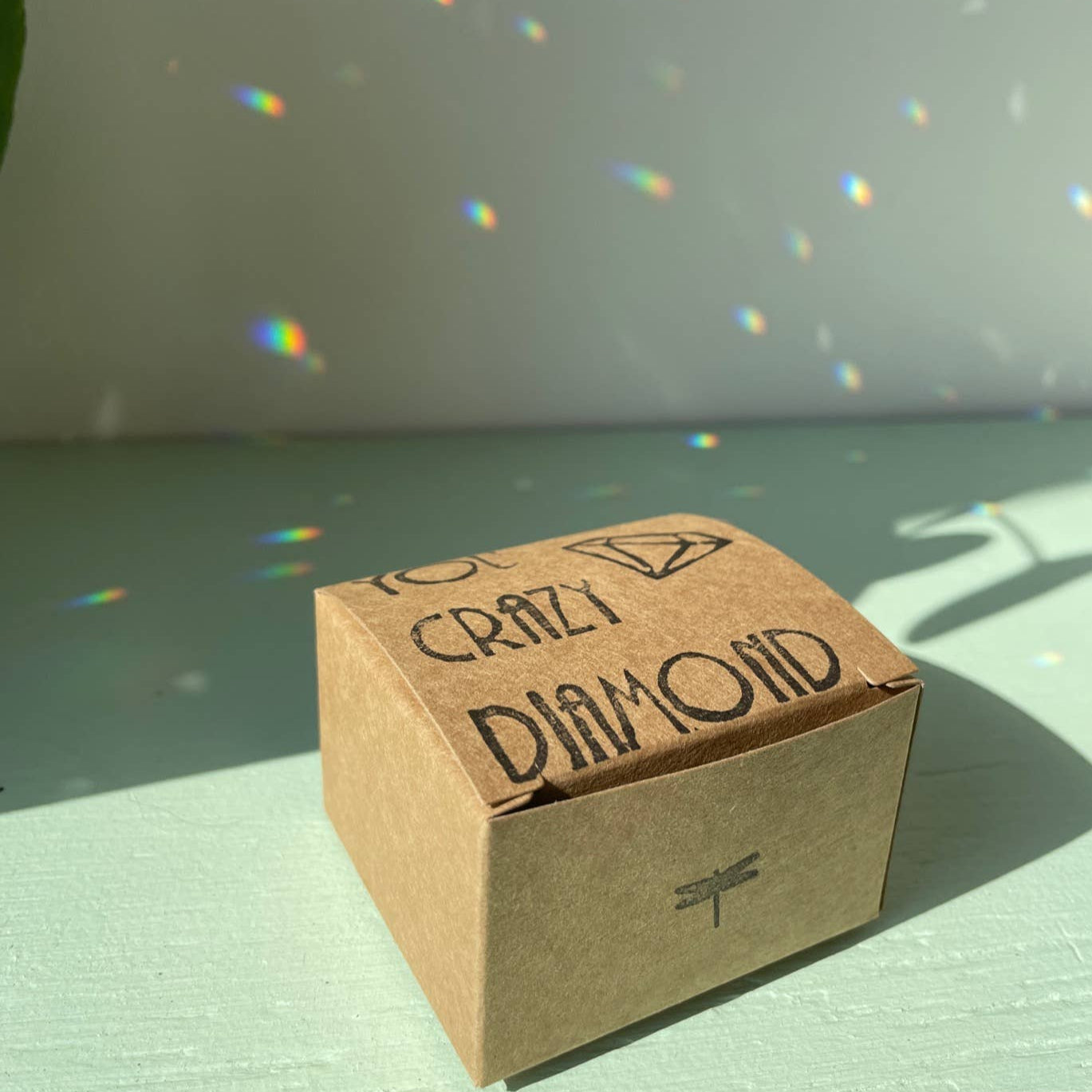 Suncatcher Schlange mit geschliffenem Kristall und Regenbogeneffekten.