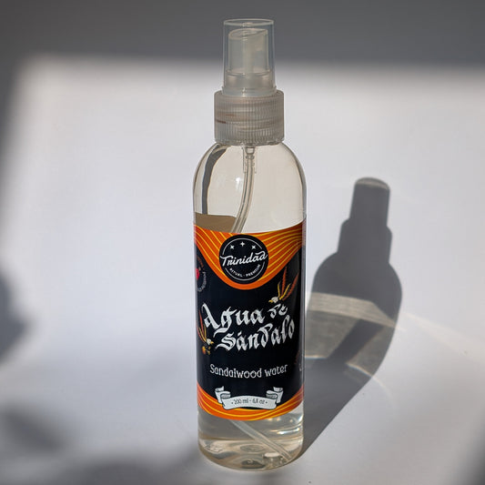 Trinidad Sandelholzwasser Spray in 200ml Sprühflasche mit Sandelholz-Motiv.