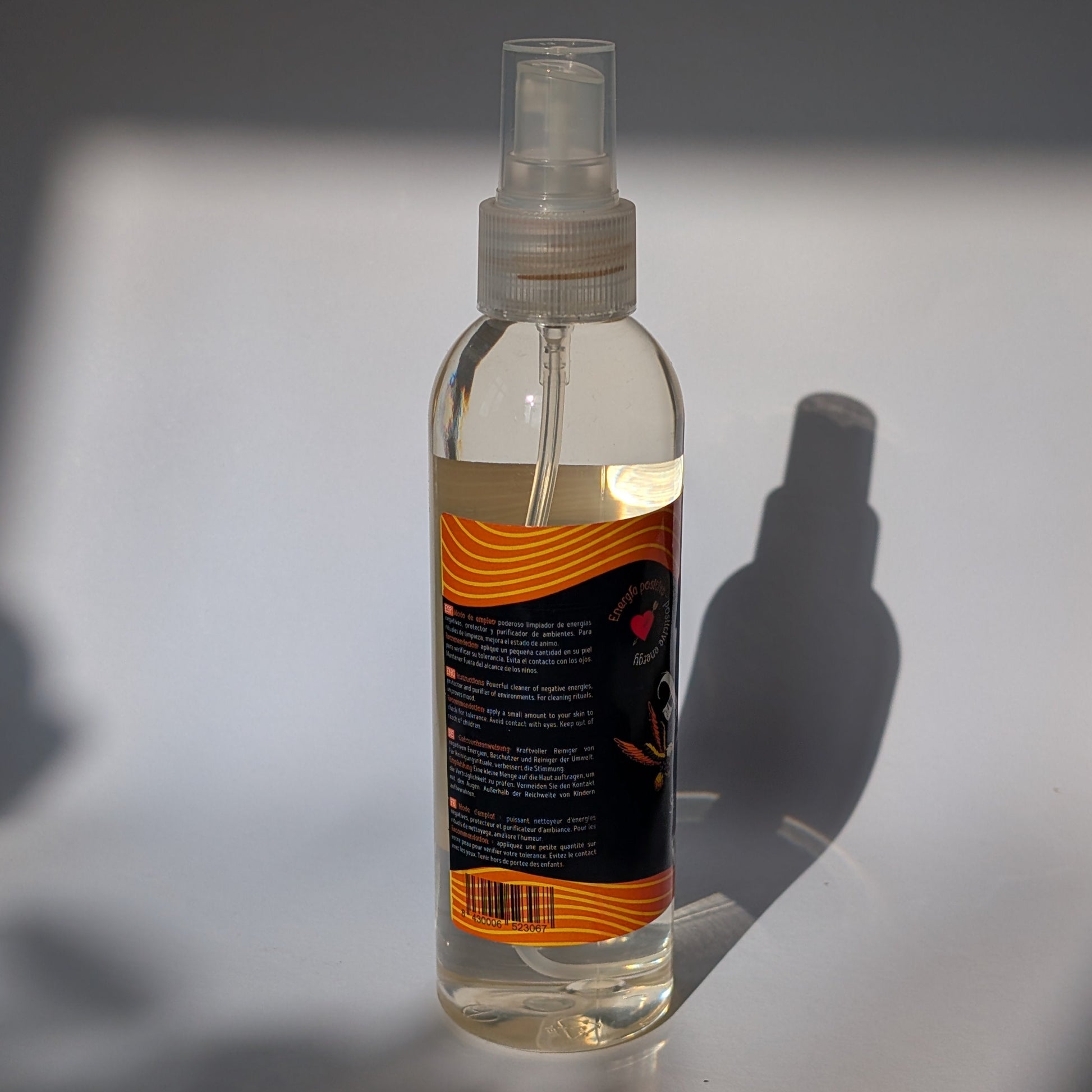 Trinidad Sandelholzwasser Spray in 200ml Sprühflasche mit Sandelholz-Motiv.