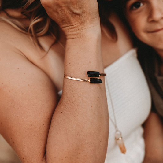 Vergoldeter Turmalin Armreif mit zwei schwarzen Turmalin Edelsteinen.