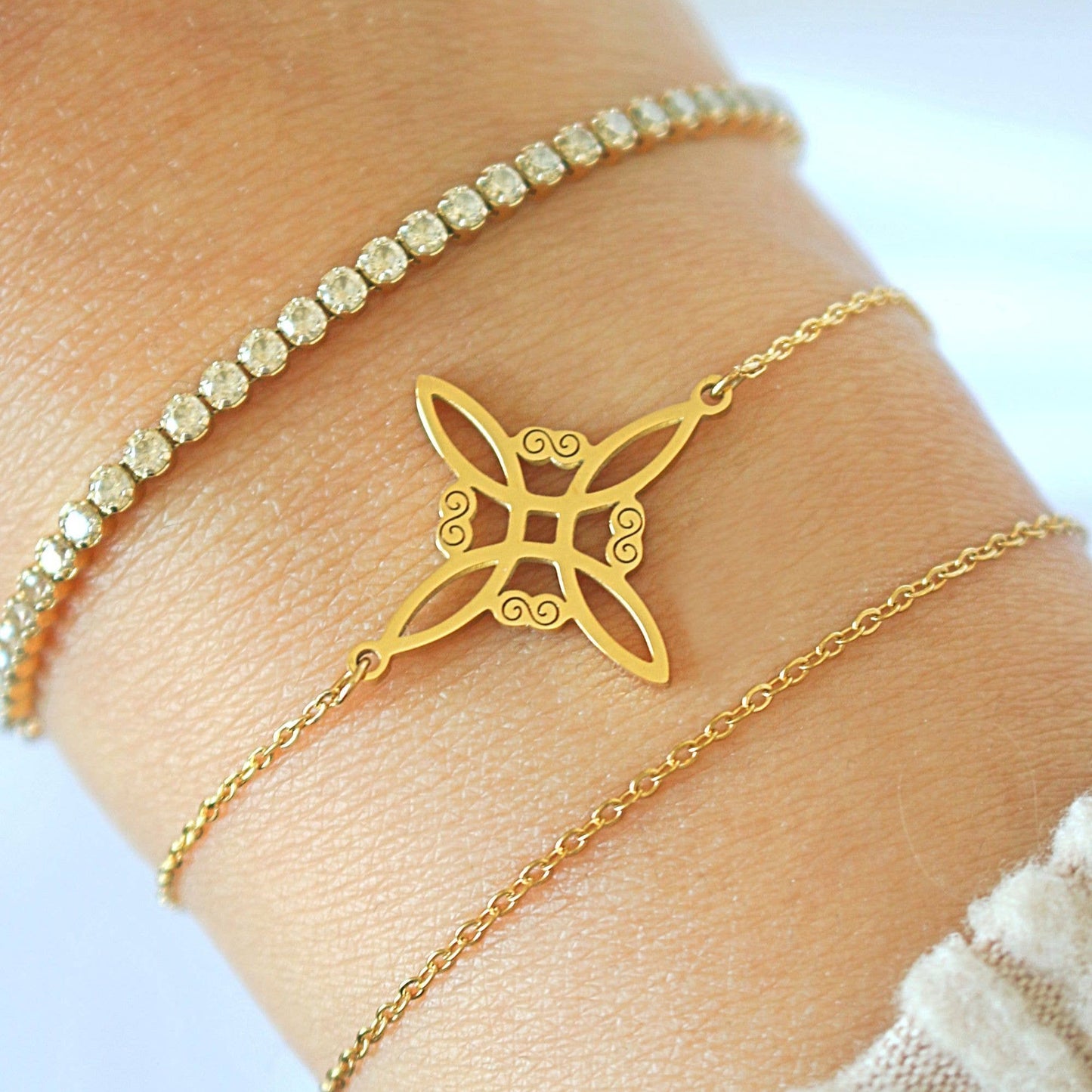 Vergoldetes Hexenknoten Armband, geflochtenes Symbol für Schutz.