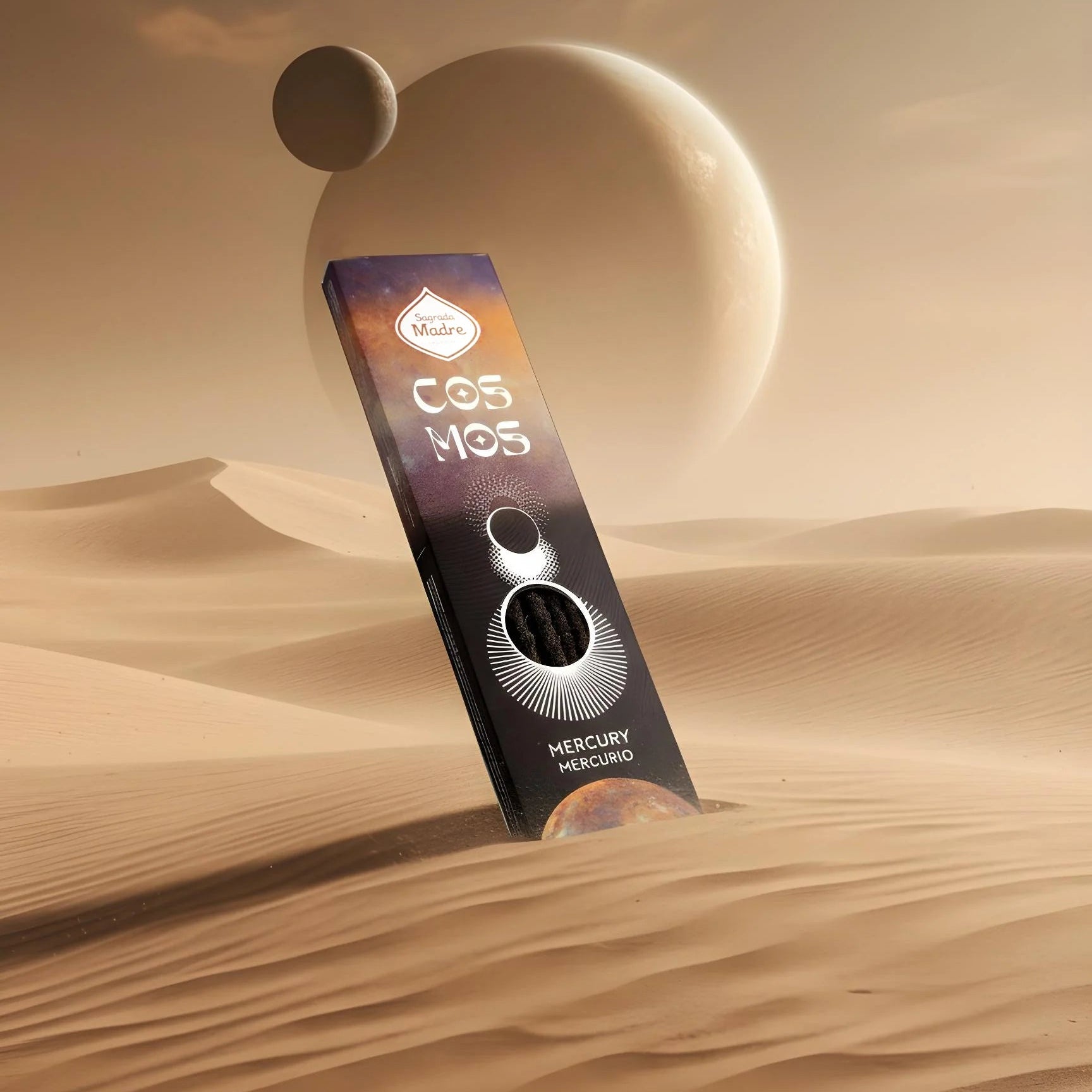 Verpackung der Sagrada Madre Cosmos Räucherstäbchen Merkur vor einem kosmischen Wüsten-Hintergrund mit Planeten.