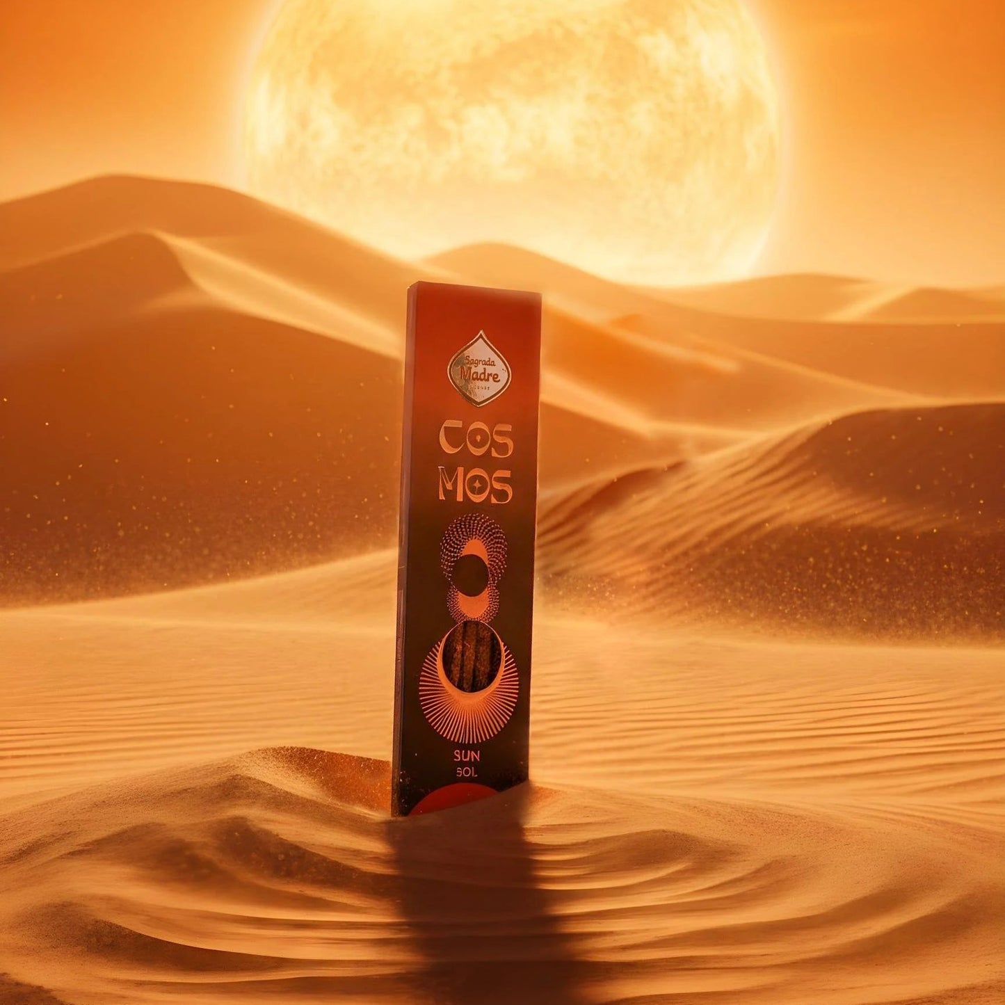 Verpackung der Sagrada Madre Cosmos Räucherstäbchen Sonne in einer leuchtenden, sonnendurchfluteten Wüstenlandschaft.