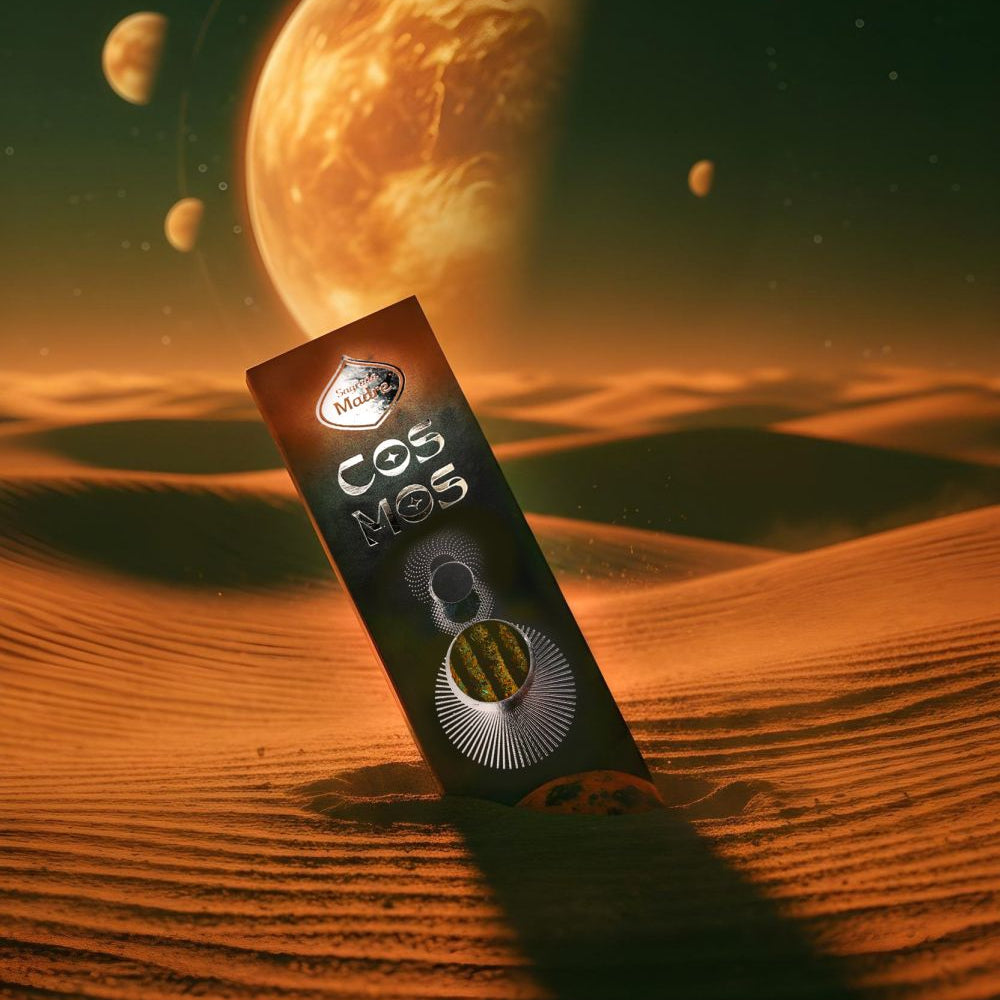 Verpackung der Sagrada Madre Cosmos Räucherstäbchen Venus vor einem kosmischen, orange-goldenen Hintergrund mit Planeten.