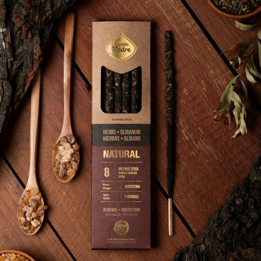 Verpackung der Sagrada Madre Natural Räucherstäbchen mit Kräutern und Weihrauch (Olibanum) auf einem rustikalen Holztisch.