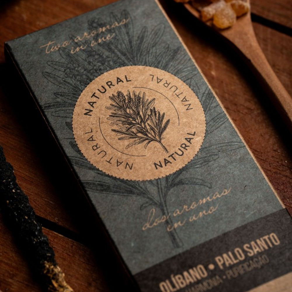 Verpackung der Sagrada Madre Natural Räucherstäbchen mit Olibanum (Weihrauch) und Palo Santo, umgeben von Palo Santo Holz und Weihrauchharz.