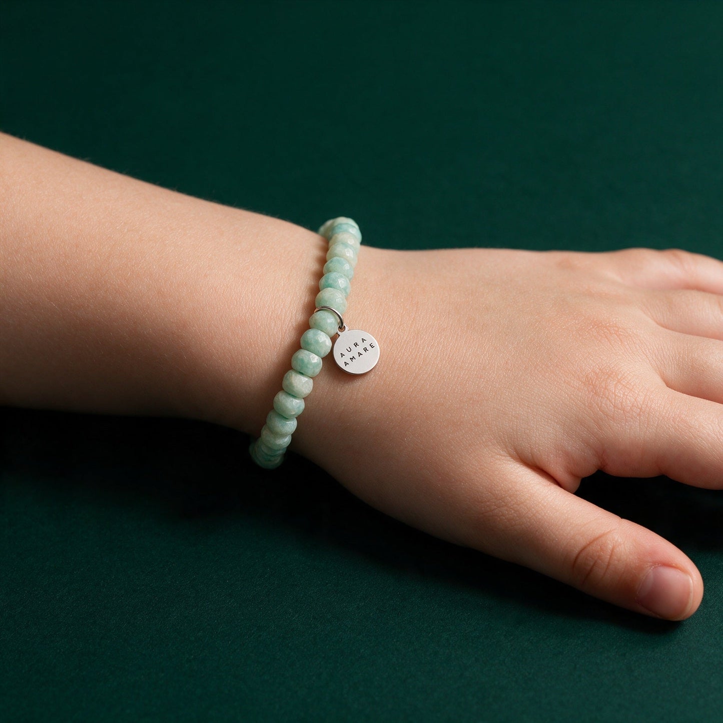 Kinder Amazonit Armband in Silber am Handgelenk in einer eleganten Anwendungsszene