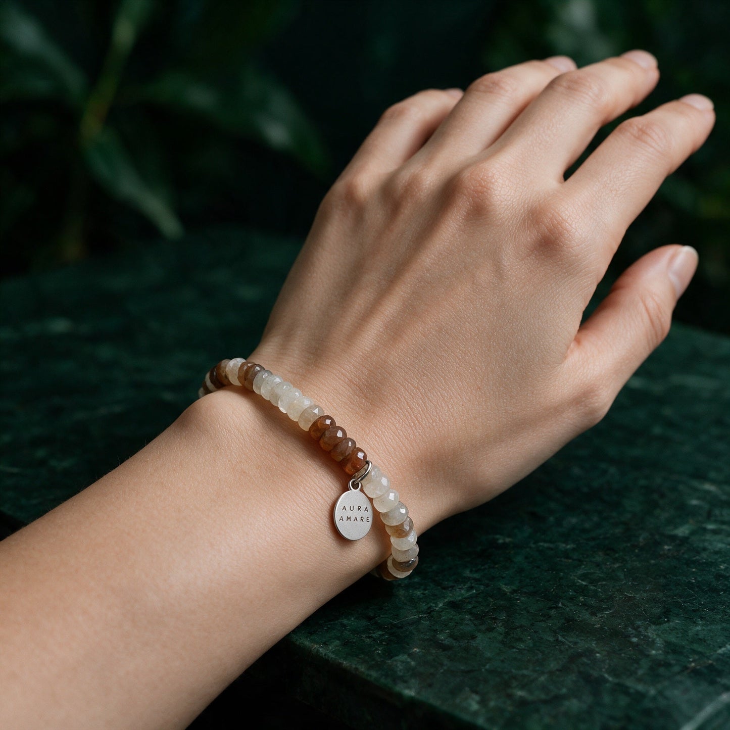 Mondstein Armband in Silber am Handgelenk in einer eleganten Anwendungsszene
