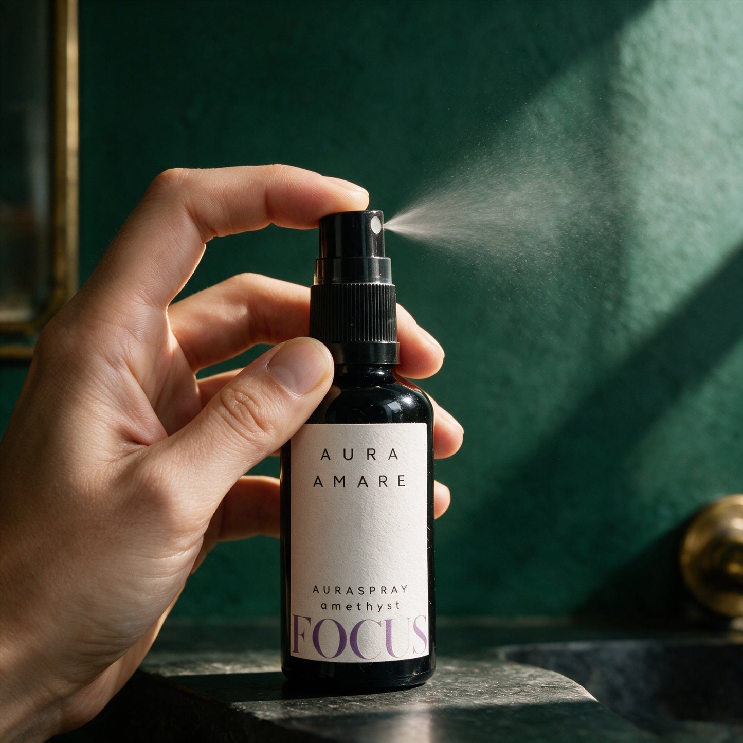 Auraspray FOCUS von AURA AMARE wird aus der 50-ml-Flasche fein in die Luft gesprüht