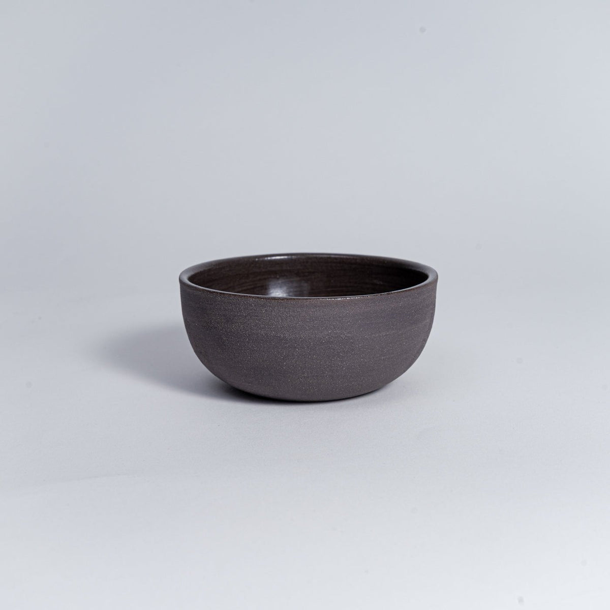 KUMO Cappuccino Tasse grau-schwarz – matte, unglasierte Außenseite im Detail