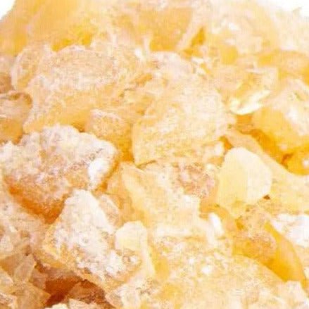 Fichtenharz – helle, gelbliche Harzbrocken in Nahaufnahme