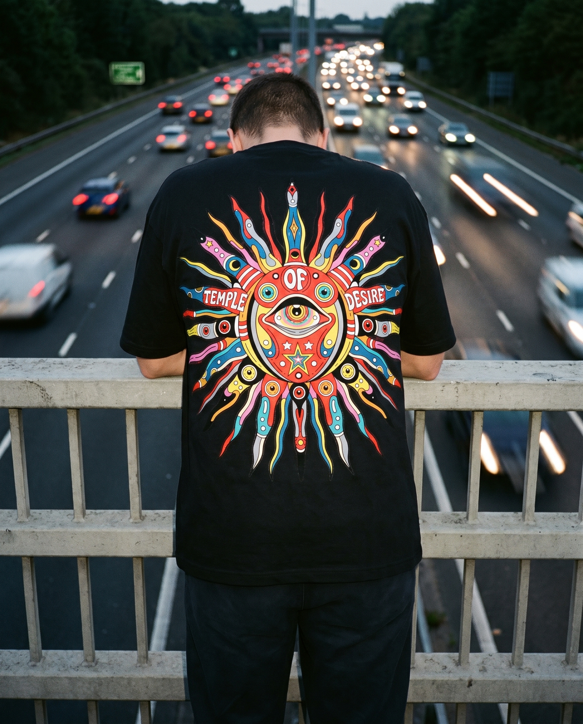Sonne — Erwachen: schwarzes Oversized-T-Shirt mit Rückenprint, getragen.