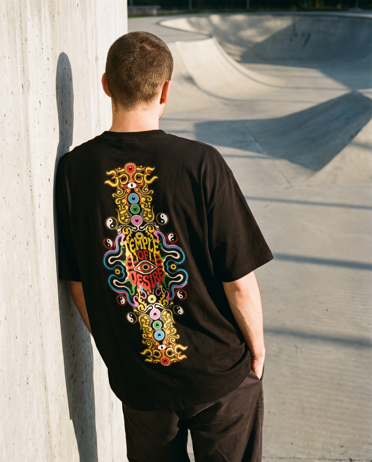 Totem — Säule: schwarzes Oversized-T-Shirt mit Rückenprint, getragen.