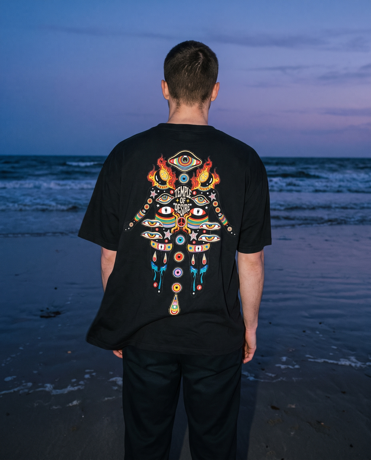 Zwillinge — Flammen: schwarzes Oversized-T-Shirt mit Rückenprint, getragen.