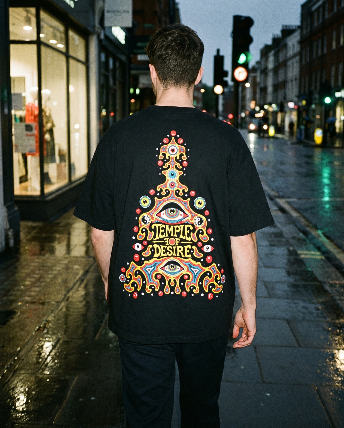 Buddha — Nacht: schwarzes Oversized-T-Shirt mit Rückenprint, getragen.
