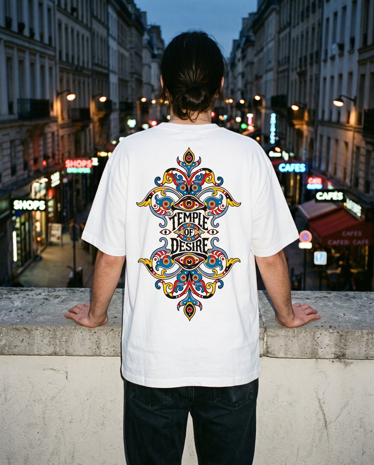 Spiegel — Symmetrie: weißes Oversized-T-Shirt mit Rückenprint, getragen.