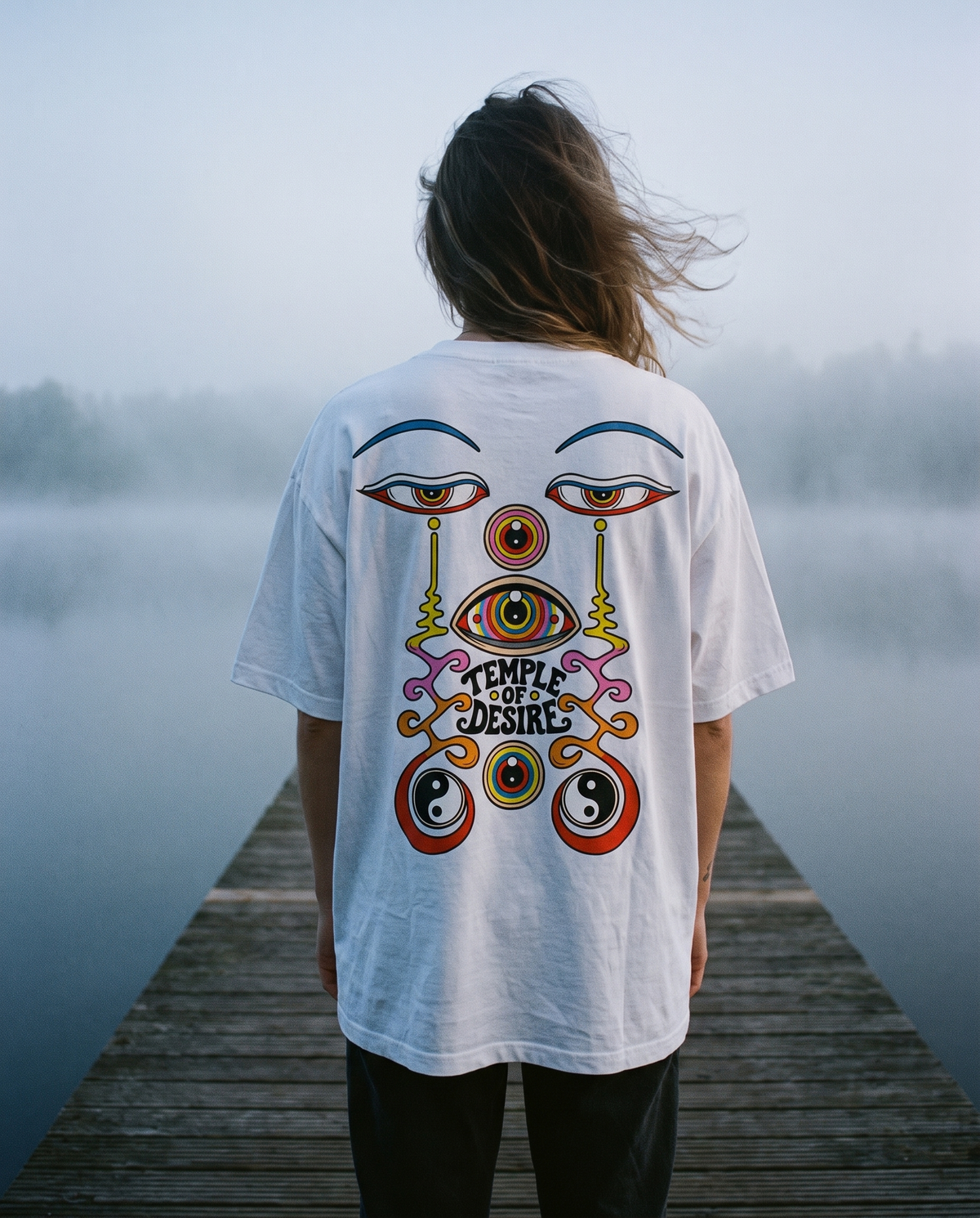 Zwei Augen — Ursprung: weißes Oversized-T-Shirt mit Rückenprint, getragen.