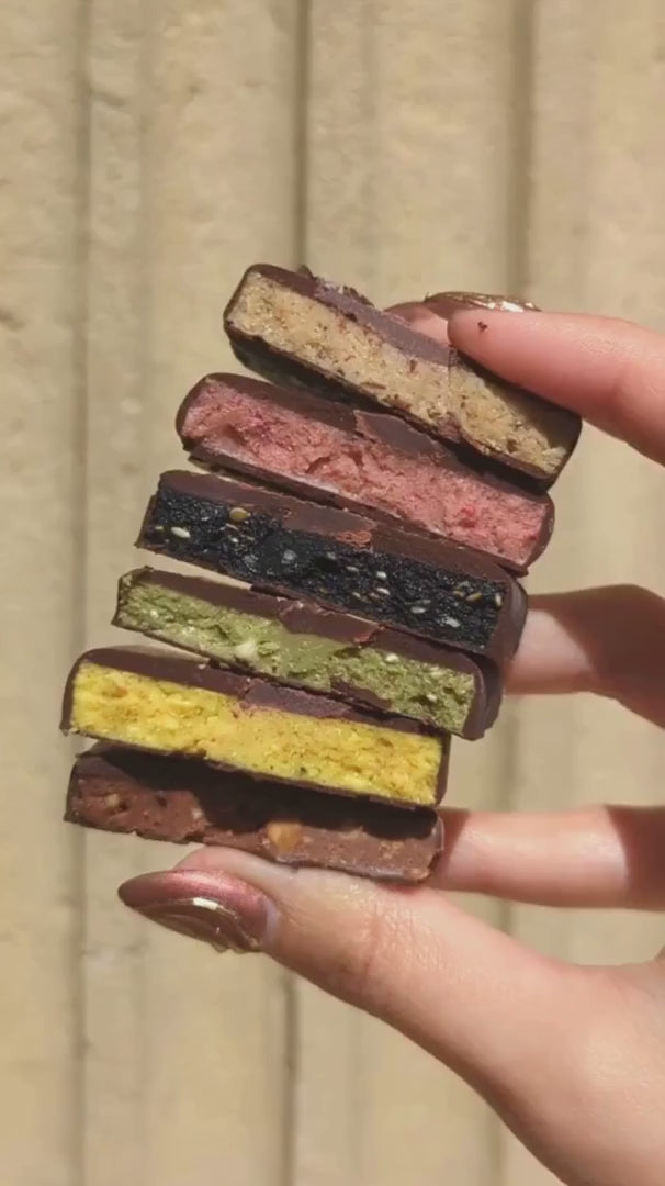 COSMIC DEALER | Erdbeere Macadamia Schokolade (4 Stück)