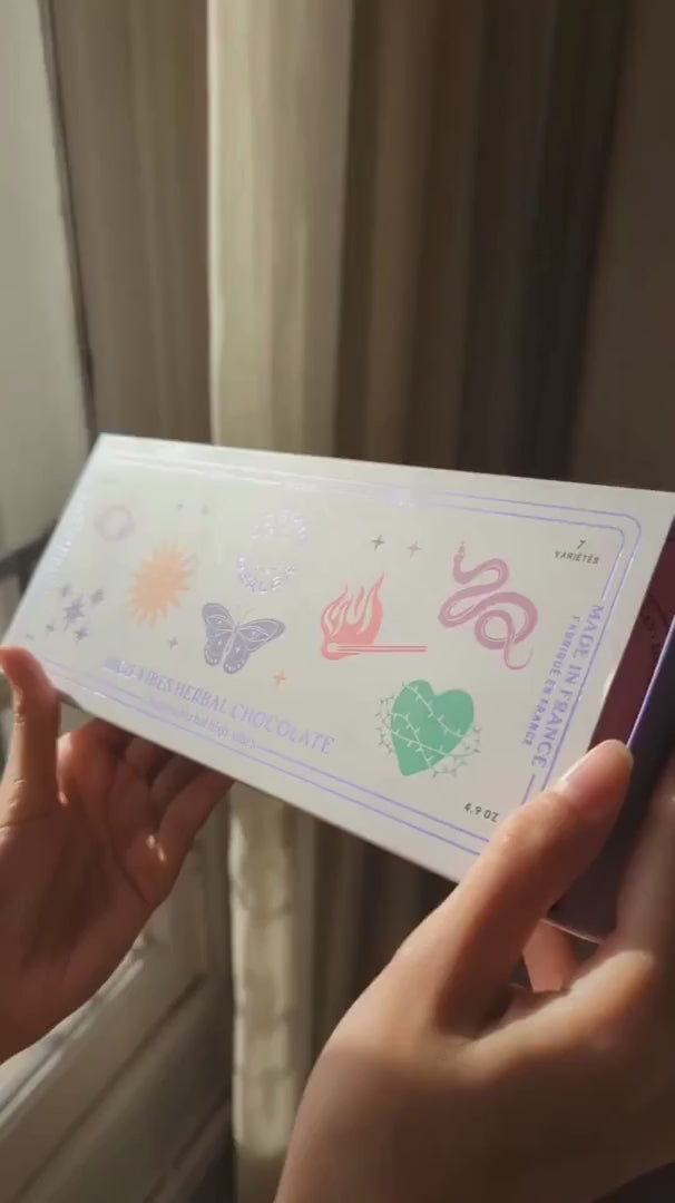 COSMIC DEALER Chakra Box mit 7 verschiedenen Nussbutter-Dunkelschokoladen.