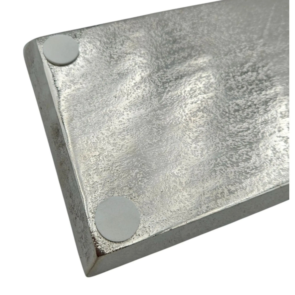 Kerzentablett aus Metall mit Deko-Objekten auf einem Sideboard