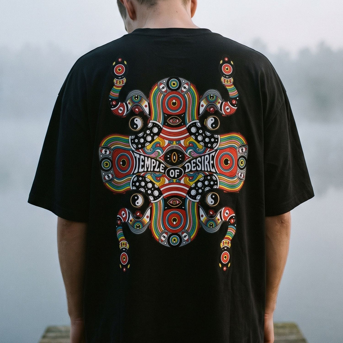 Tausendauge: Rückenprint auf Oversized-T-Shirt in der Nahansicht