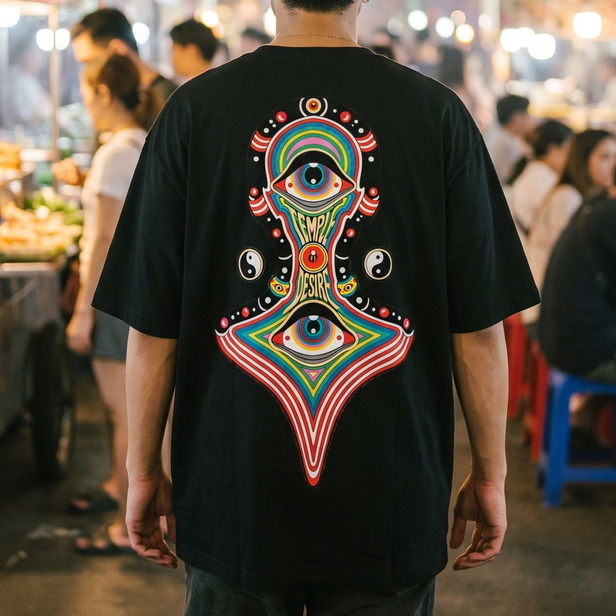 Tausendauge: Rückenprint auf Oversized-T-Shirt in der Nahansicht