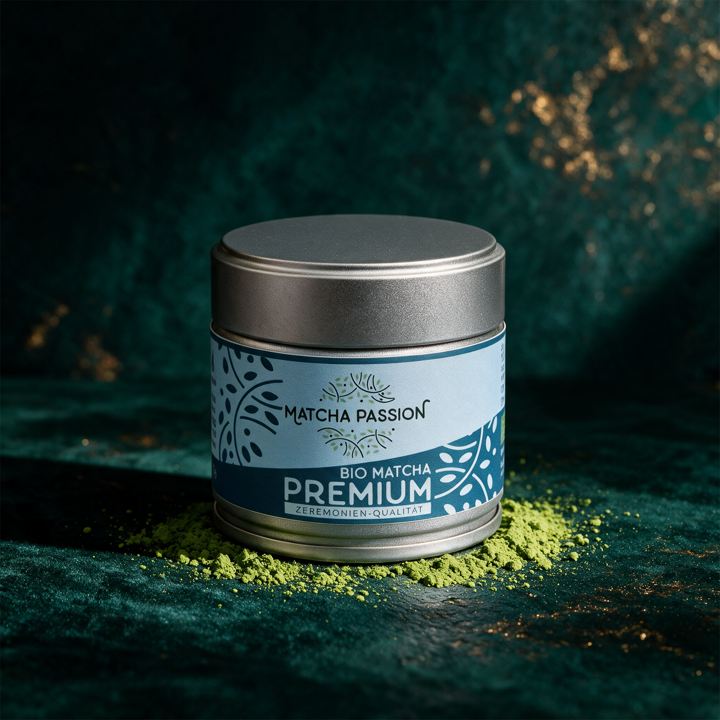 Bio Matcha Premium 30 g Dose vor tiefem Smaragdgrün