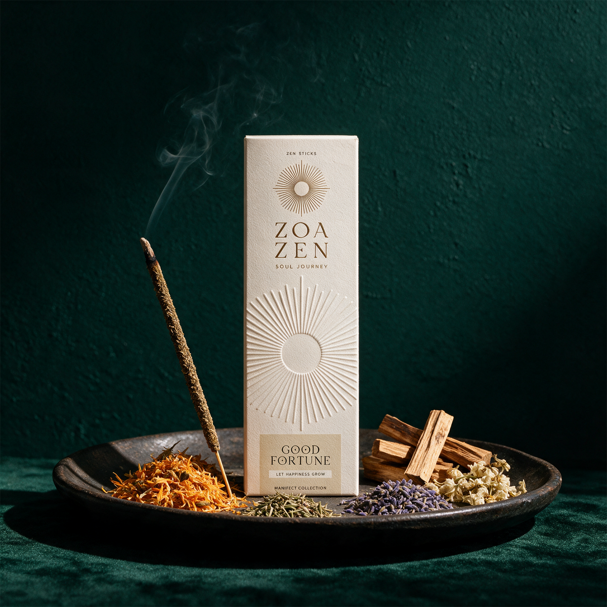 Good Fortune Zen Sticks | Palo Santo, Rose & Lavendel von ZoaZen – Produktansicht vor tiefem Smaragdgrün