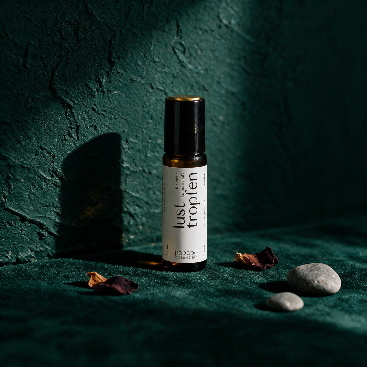 Lusttropfen | Sinnliche ätherische Ölmischung, 8 ml – Produktansicht vor tiefem Smaragdgrün