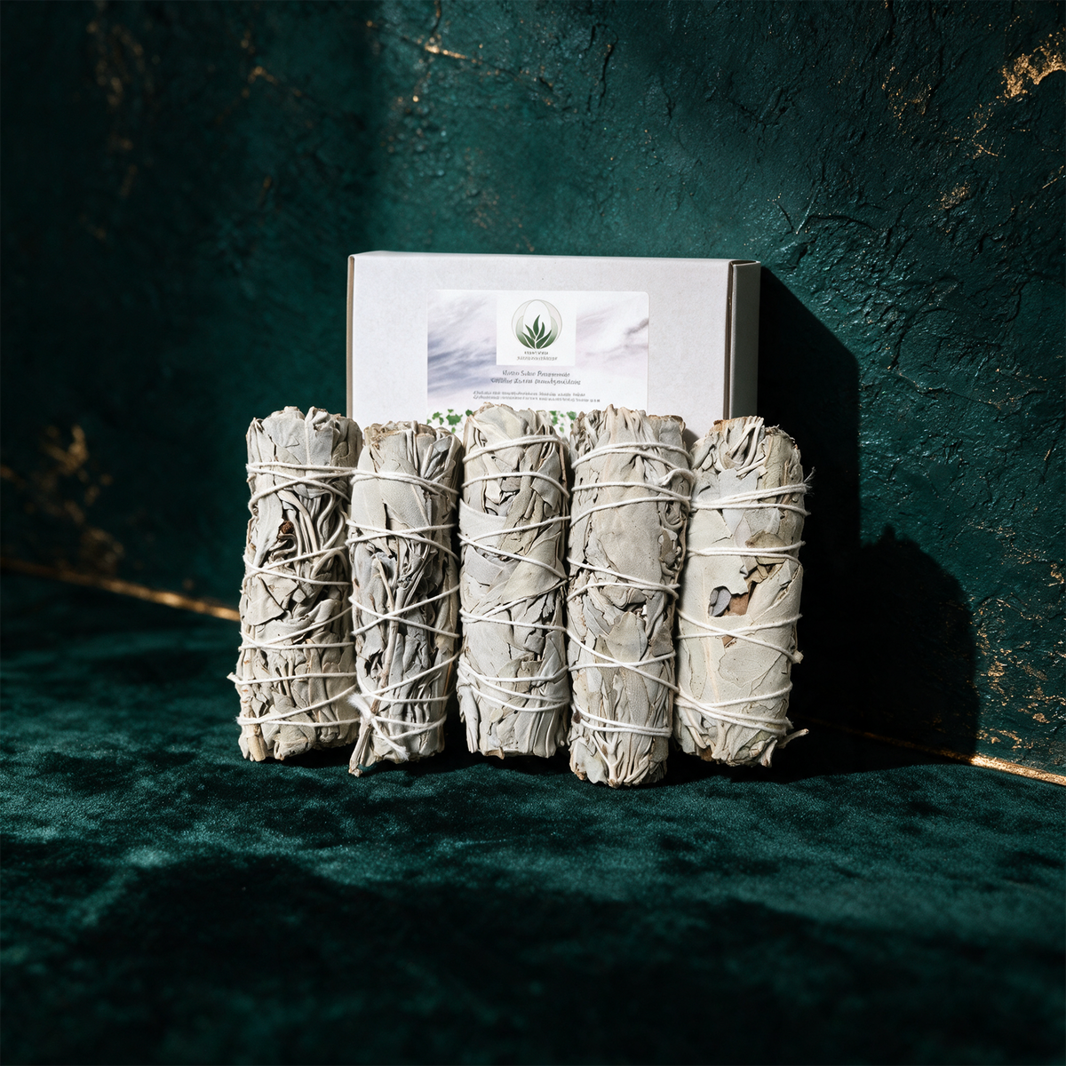 Weißer Salbei Räucherset | 5 Smudge-Sticks zur Reinigung – Produktansicht vor tiefem Smaragdgrün