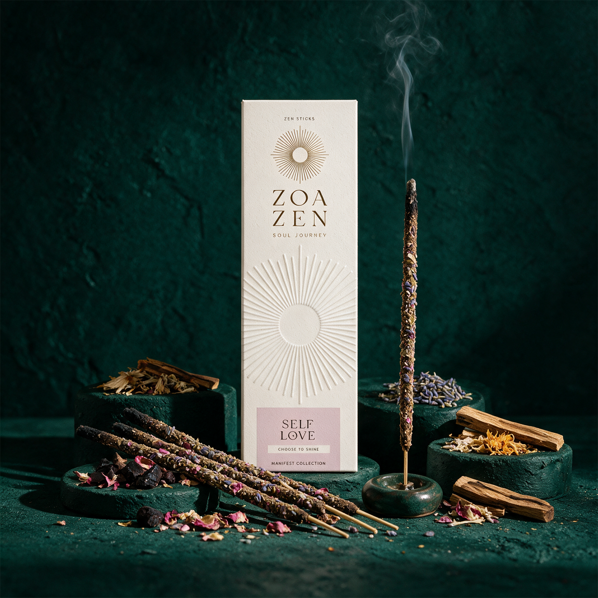 Self Love Zen Sticks | Palo Santo & Myrte Räucherstäbchen – Produktansicht vor tiefem Smaragdgrün